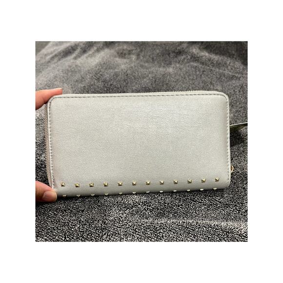 NEW Badgley Mischka Silver Studded Zip around Wallet - Picture 3 of 5